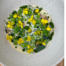 Doperwten en tuinbonen met mosterdbloem in beurre blanc