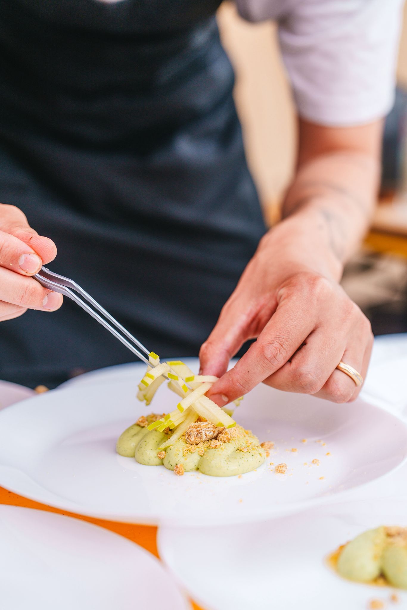 Chef spuit erwtencrème op het bord