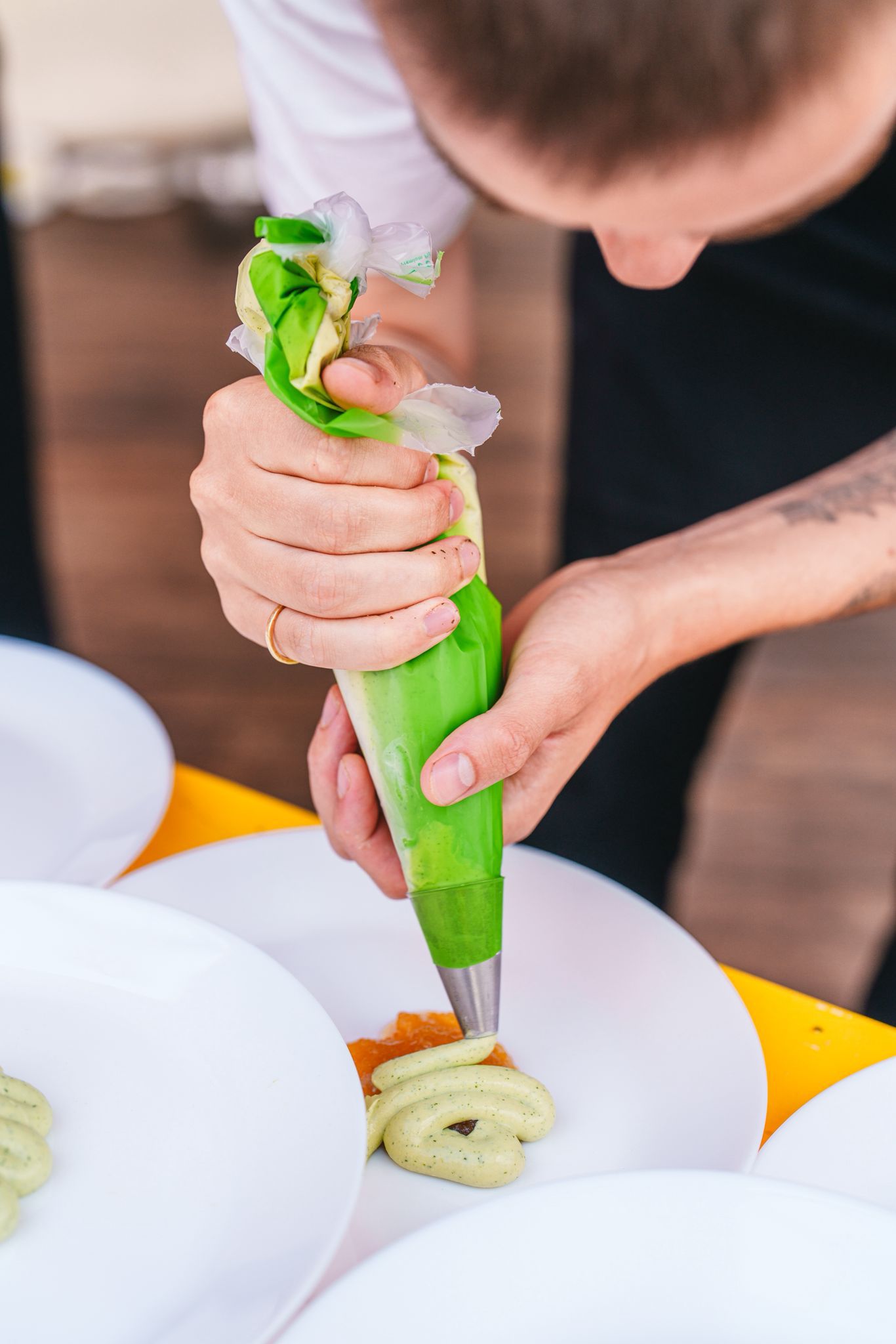 Chef druppelt kruidenolie over ravioli