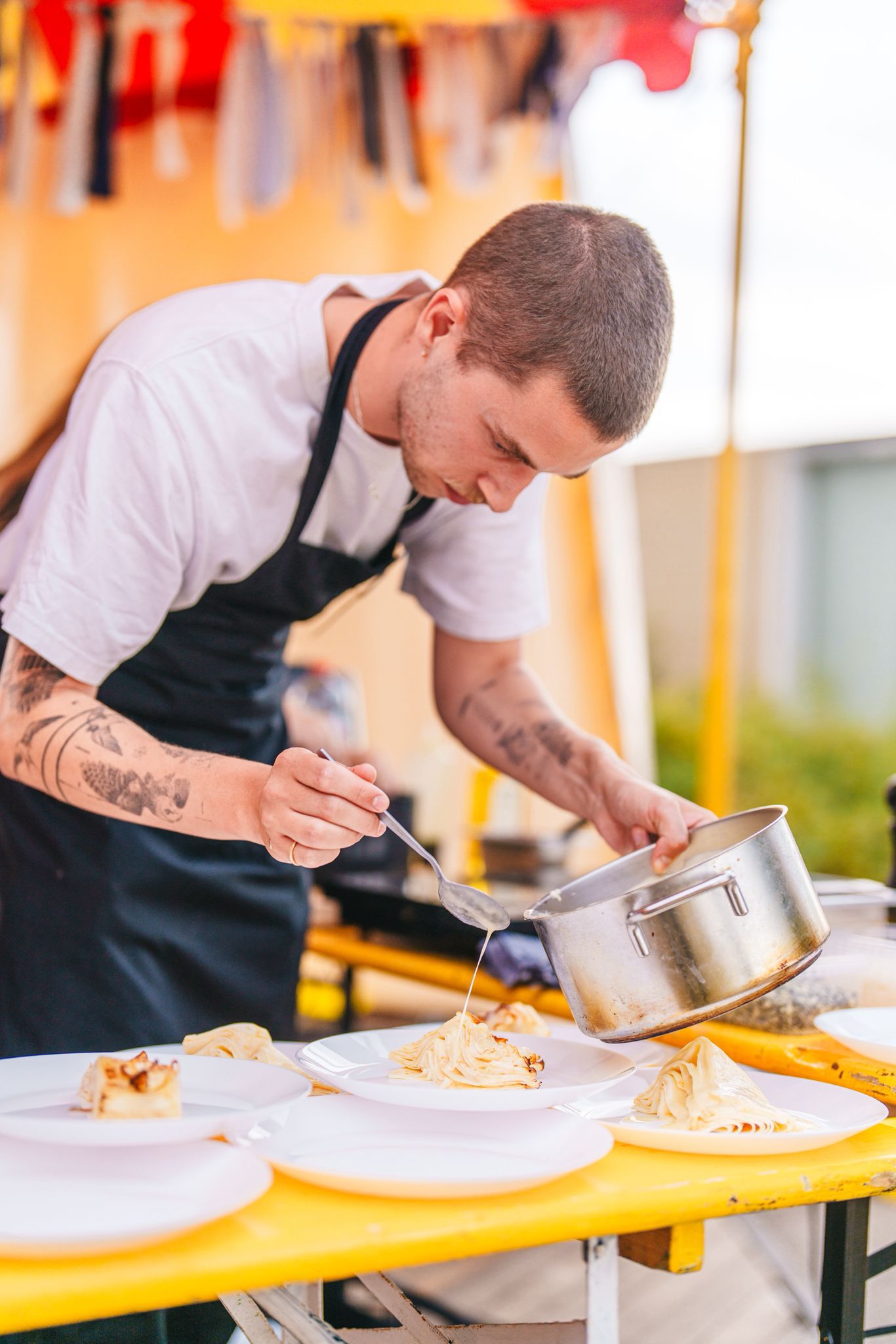 Chef werkt tartaar af met bloemblaadjes