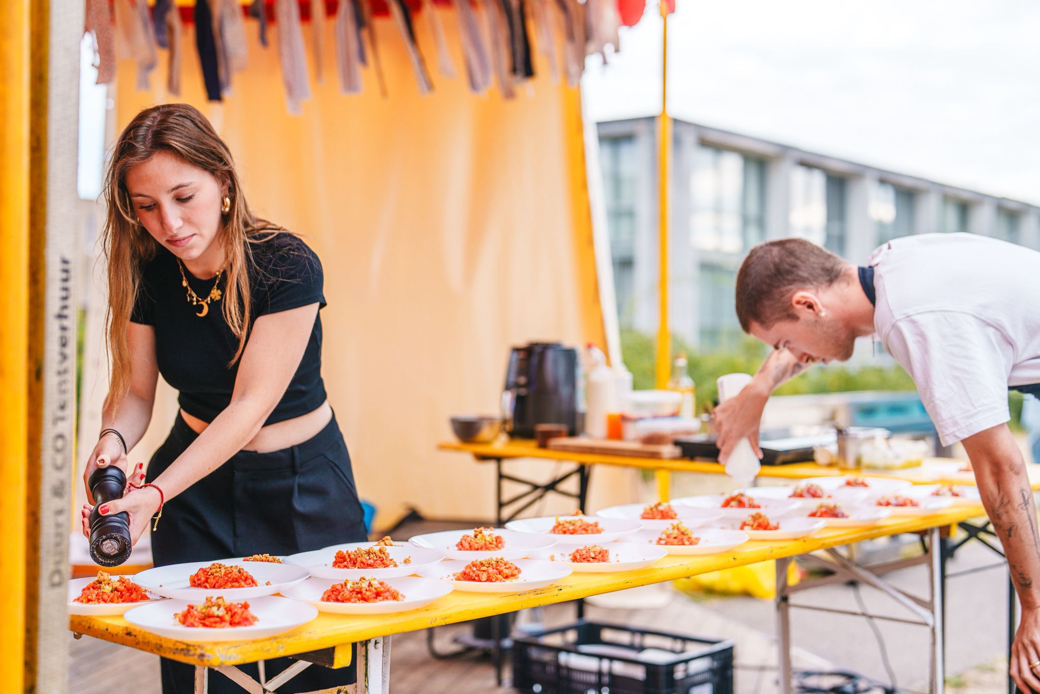 Chef legt appel en groene crème op het bord